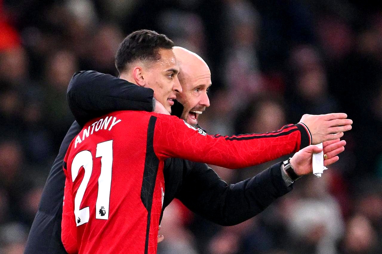 AC米兰在客场不敌曼联的猛烈冲击