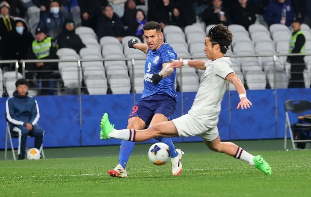 上海申花领先，击败山东鲁能占据首位