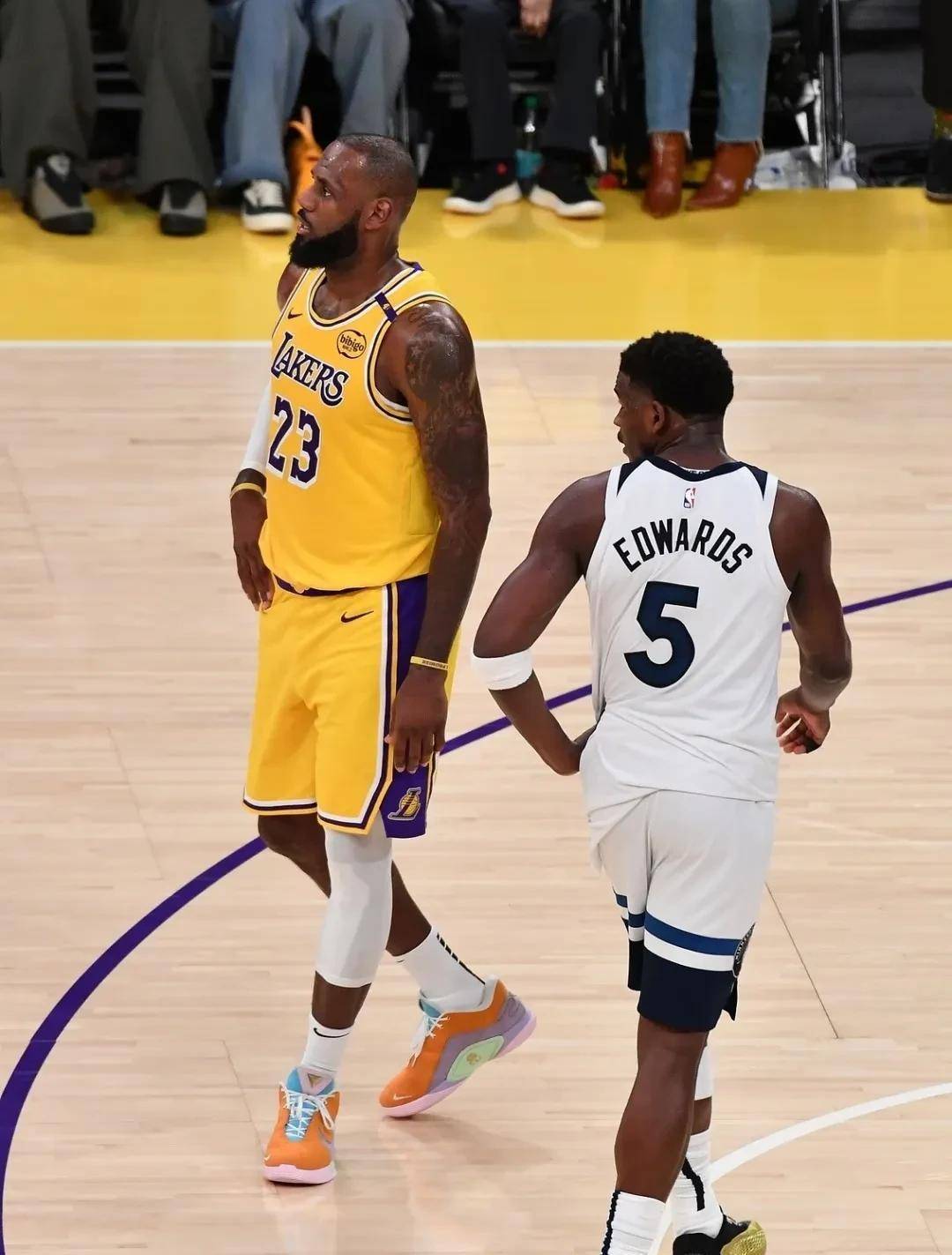 西蒙斯三巨头联手，詹姆斯得分突破，湖人冲击季后赛！